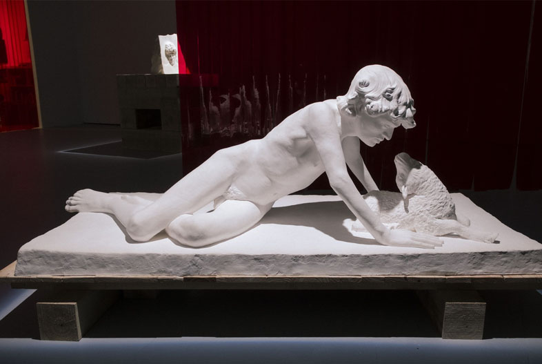 La Promesa (2026). Yeso, 178 x 70 x 77 cm