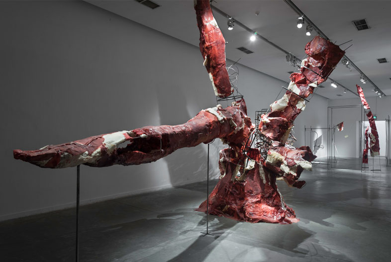 Árbol (2016). Cera pigmentada, hierro, metal desplegado y gasa, 600 x 400 x 400 cm