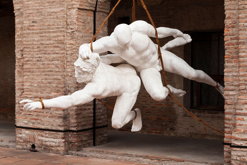 Luchadores (2021). Impresión 3D, resina al agua & sogas, 233 x 415 x 168 cm