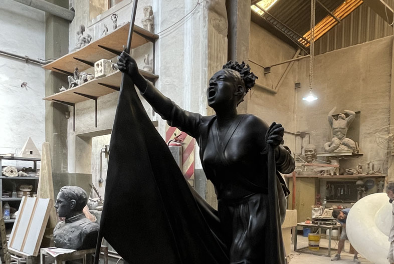 Posible retrato de María Remedios del Valle por Louis Yupanqui (2022). Bronce a la cera perdida, 220 x 100 x 180 cm