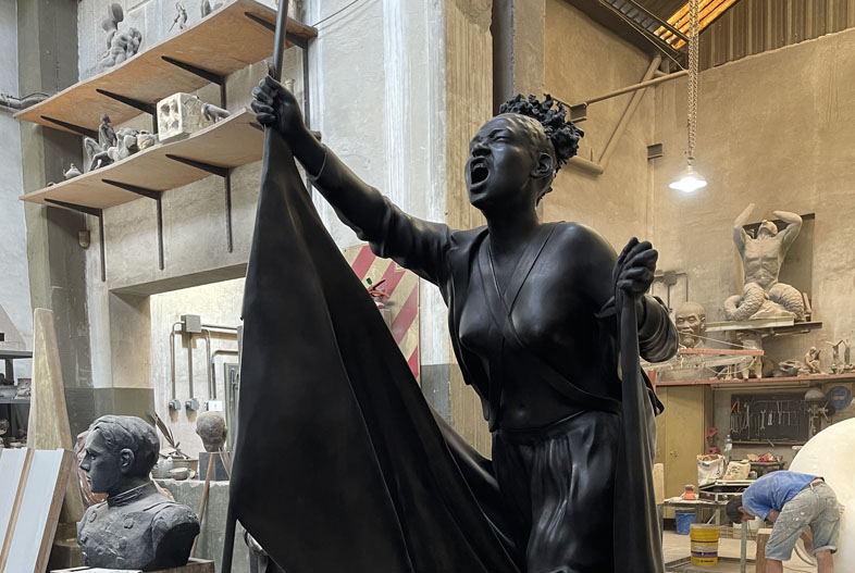 Posible retrato de María Remedios del Valle por Louis Yupanqui (2022). Bronce a la cera perdida, 220 x 100 x 180 cm
