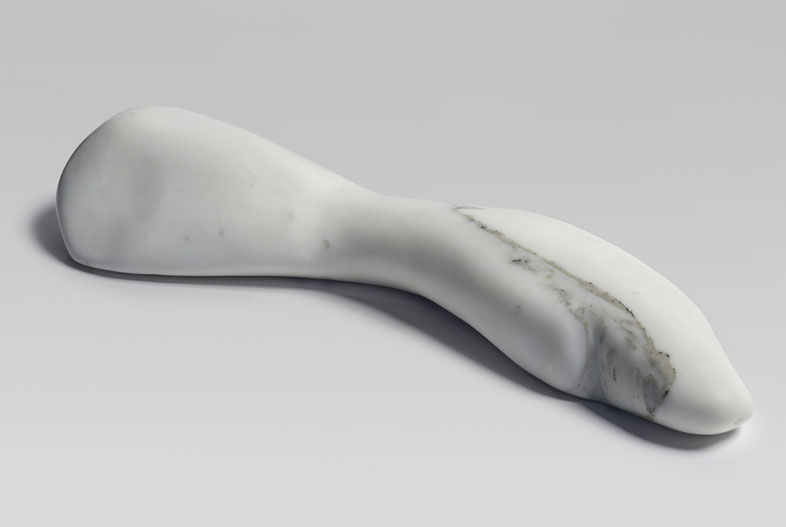 Figura 12 (2023). Mármol de Carrara, 48 x 18 x 8 cm