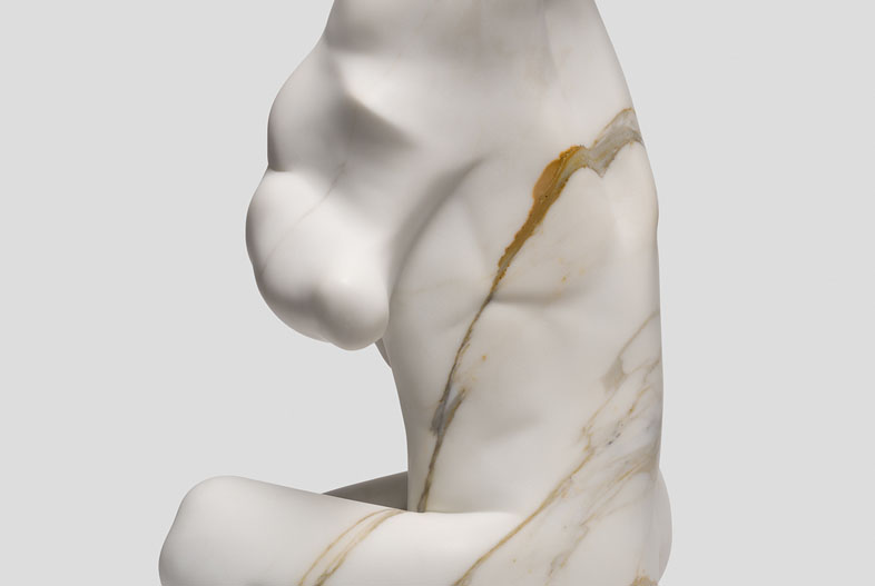Suplicante (2024). Mármol de Calacatta, 73 x 36 x 27 cm