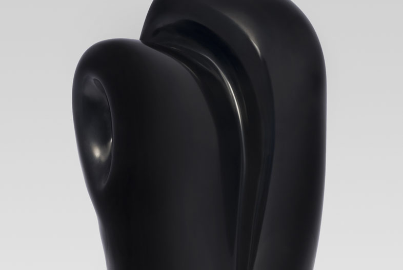 Figura 8 (2023). Mármol negro belga, 28 x 17 x 12 cm