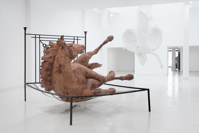 Caballo (2019). Arcilla, hierro y poliestireno expandido, 300 x 200 x 100 cm