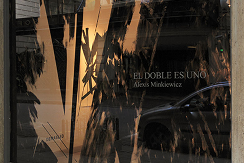 El doble es uno. [The double is oneself] Exhibition view
