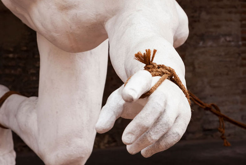 Wrestlers (detail) (2021). 3D printing, water-based resin and ropes, 233 x 415 x 168 cm