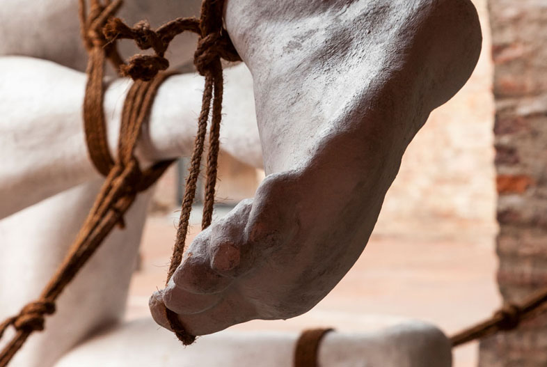 Wrestlers (detail) (2021). 3D printing, water-based resin and ropes, 233 x 415 x 168 cm