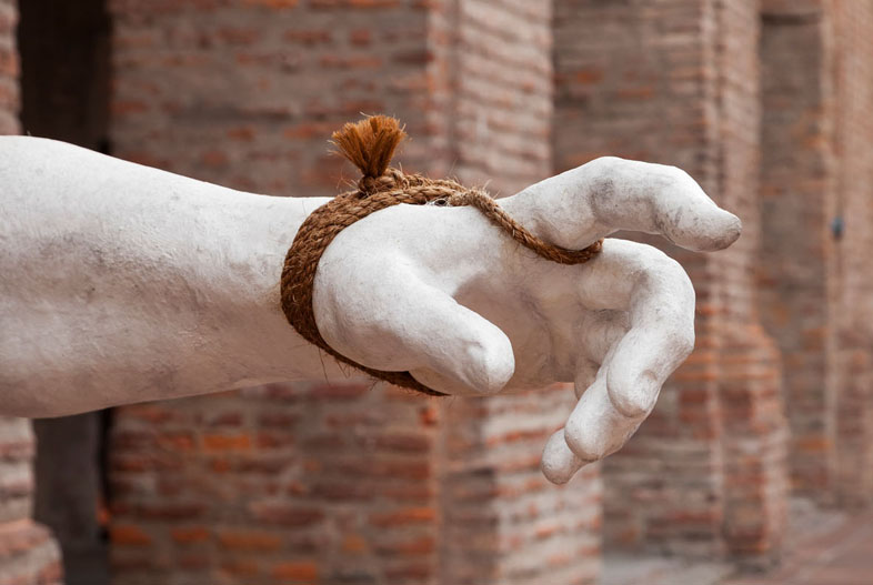 Wrestlers (detail) (2021). 3D printing, water-based resin and ropes, 233 x 415 x 168 cm