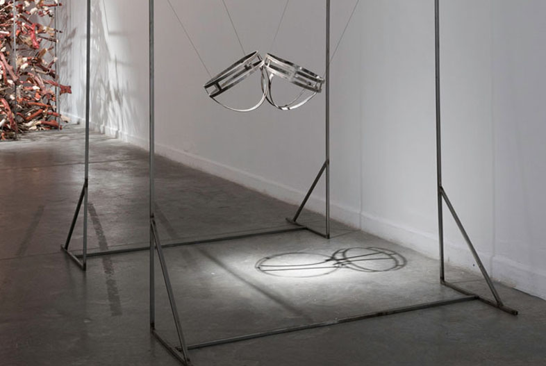 Support and resignation (2016). Iron and thread, 225 x 141 x 201 cm